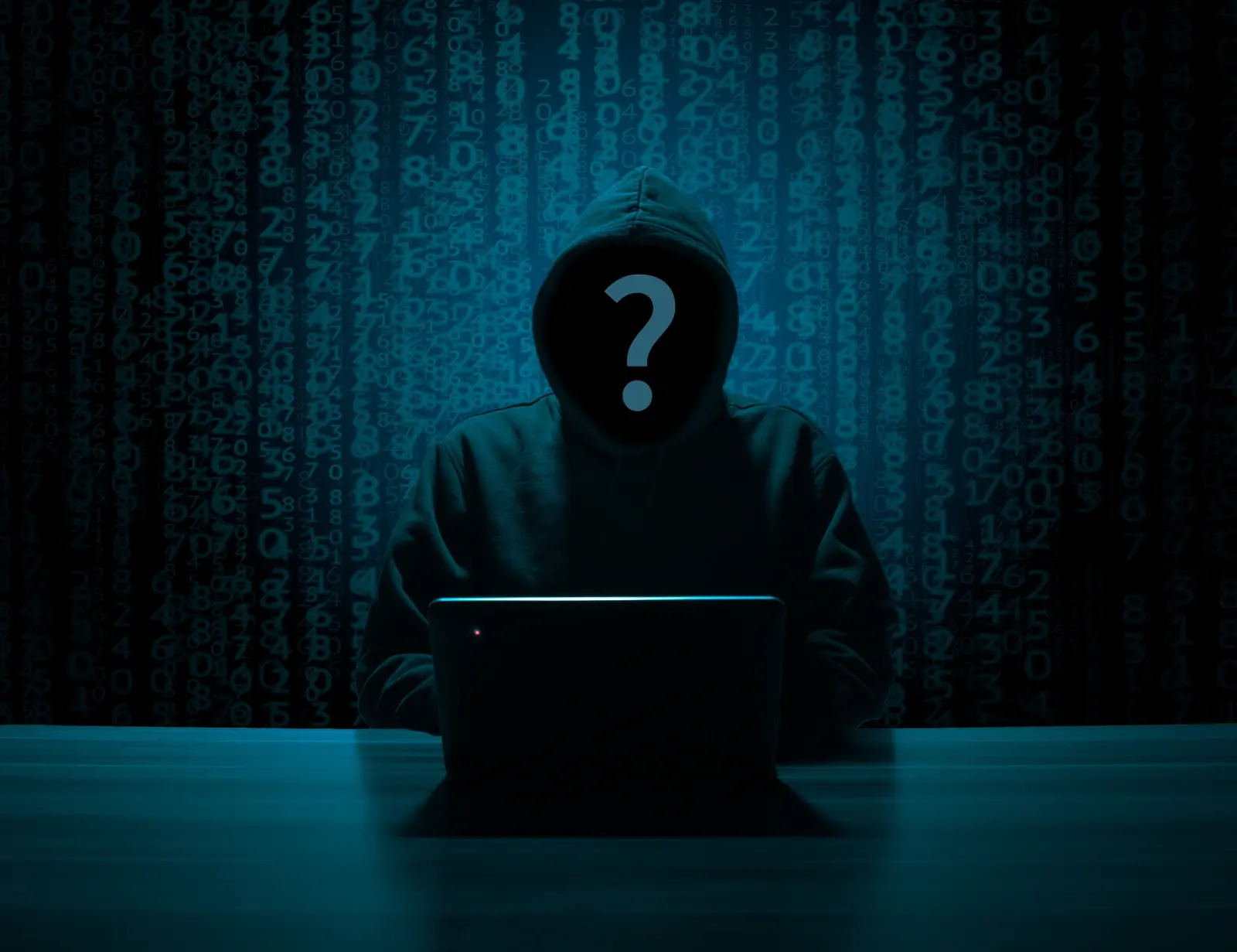 Pirate informatique face à un écran, illustration de la fuite de données des 48 millions de propriétaires