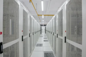 Baies de serveurs dans un centre de données, photo d'illustration