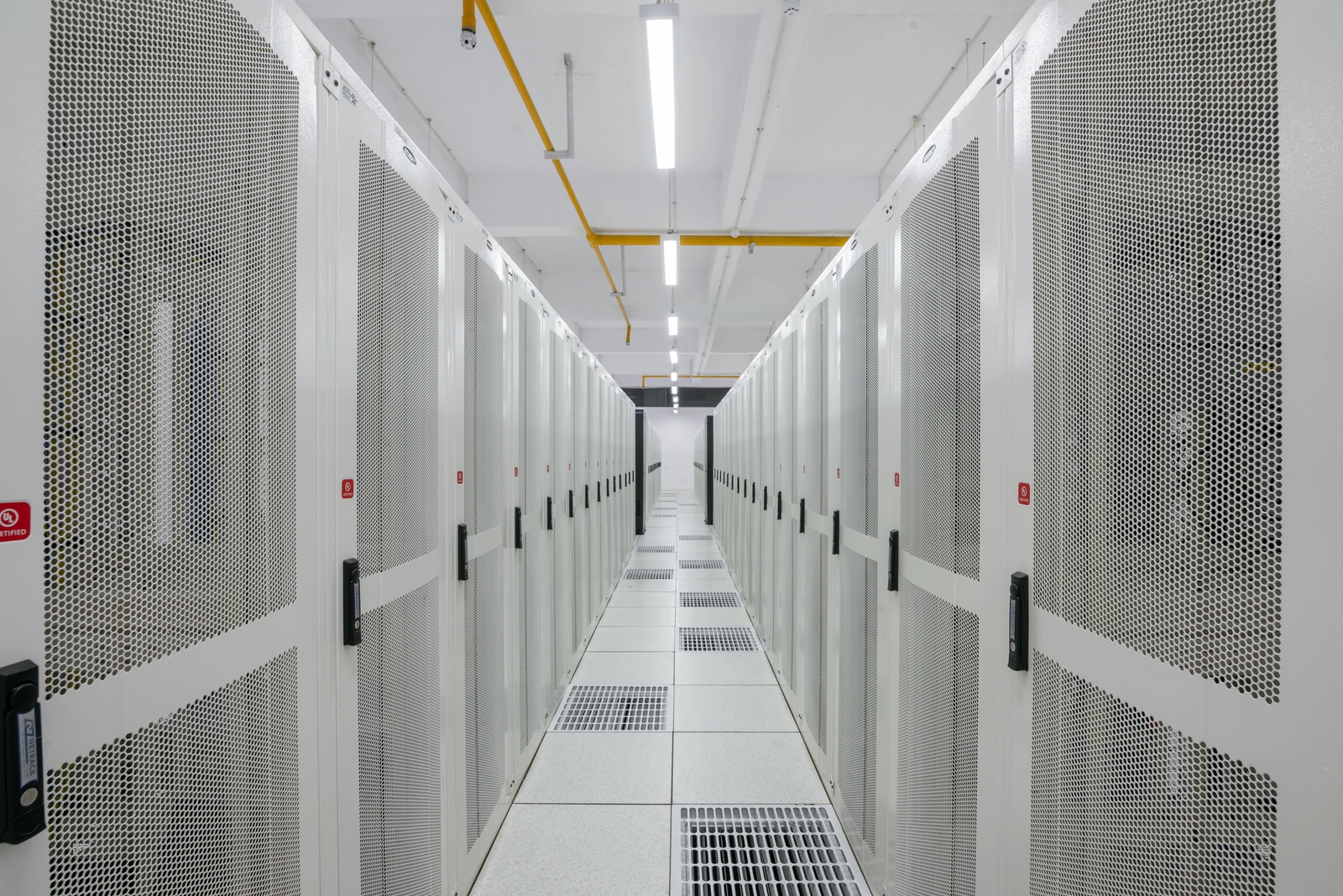 Baies de serveurs dans un centre de données, photo d'illustration