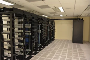 Baies de serveurs dans un data center dintelligence artificielle