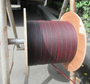 Câbles de fibre optique, symbole de la fuite de données SFR
