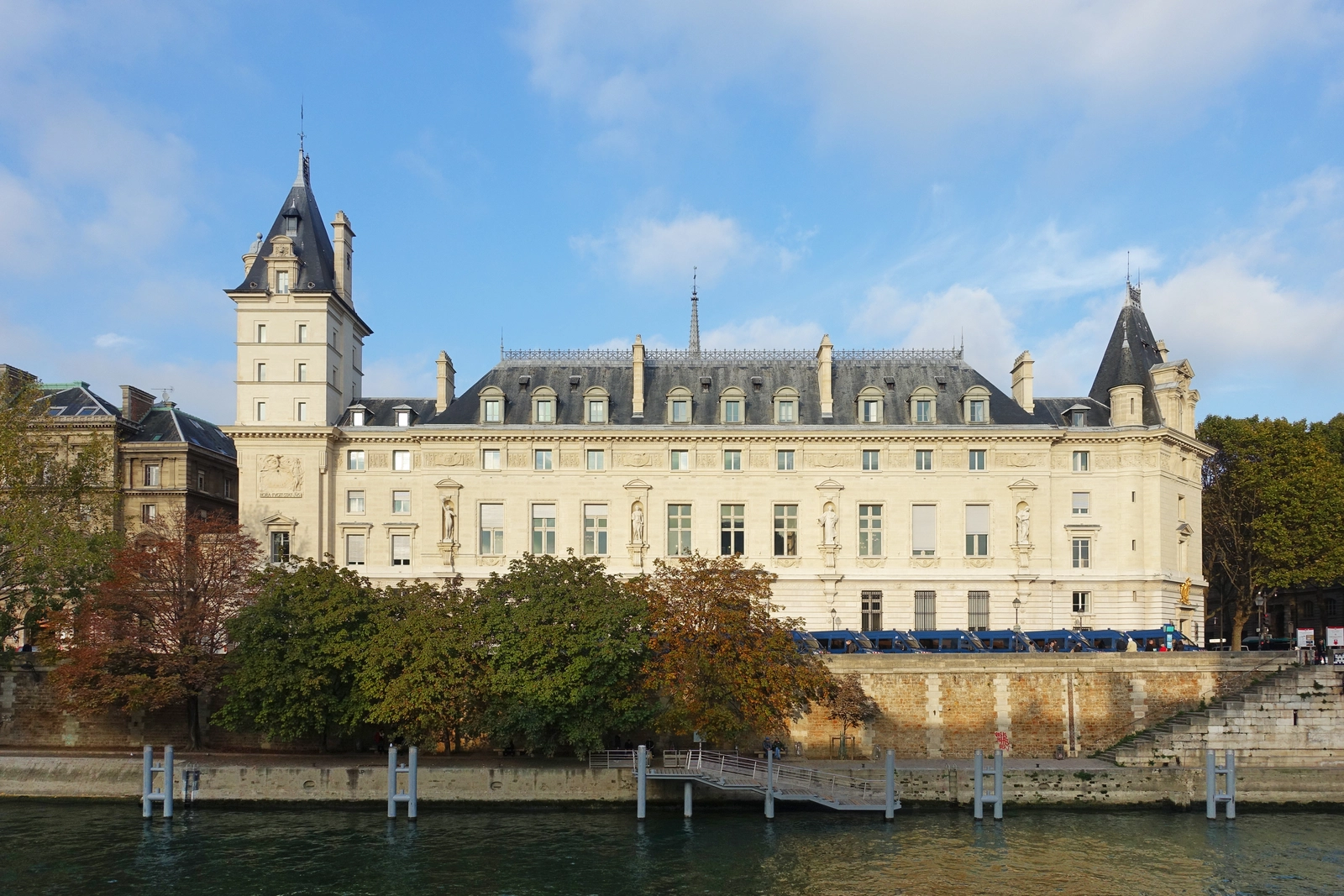 Palais de justice, symbole de la procédure autour de la circonstance aggravante de racisme dans l'affaire Crépol