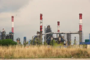 La raffinerie TotalEnergies de Donges, vue depuis la Loire