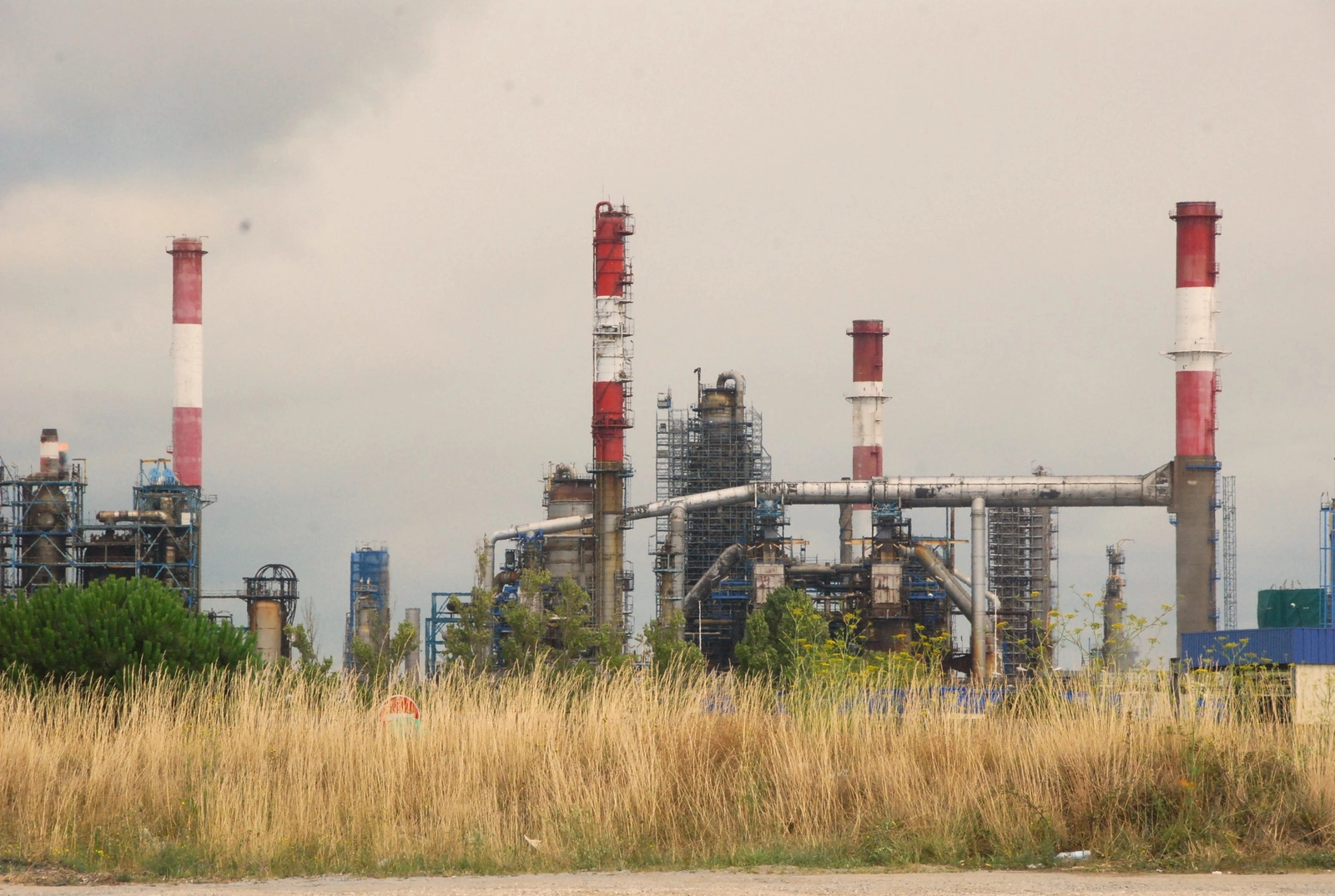 La raffinerie TotalEnergies de Donges, vue depuis la Loire