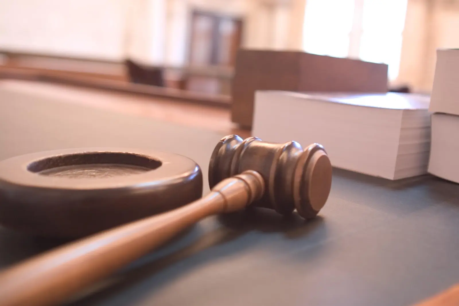 Marteau de juge, symbole des procedures judiciaires
