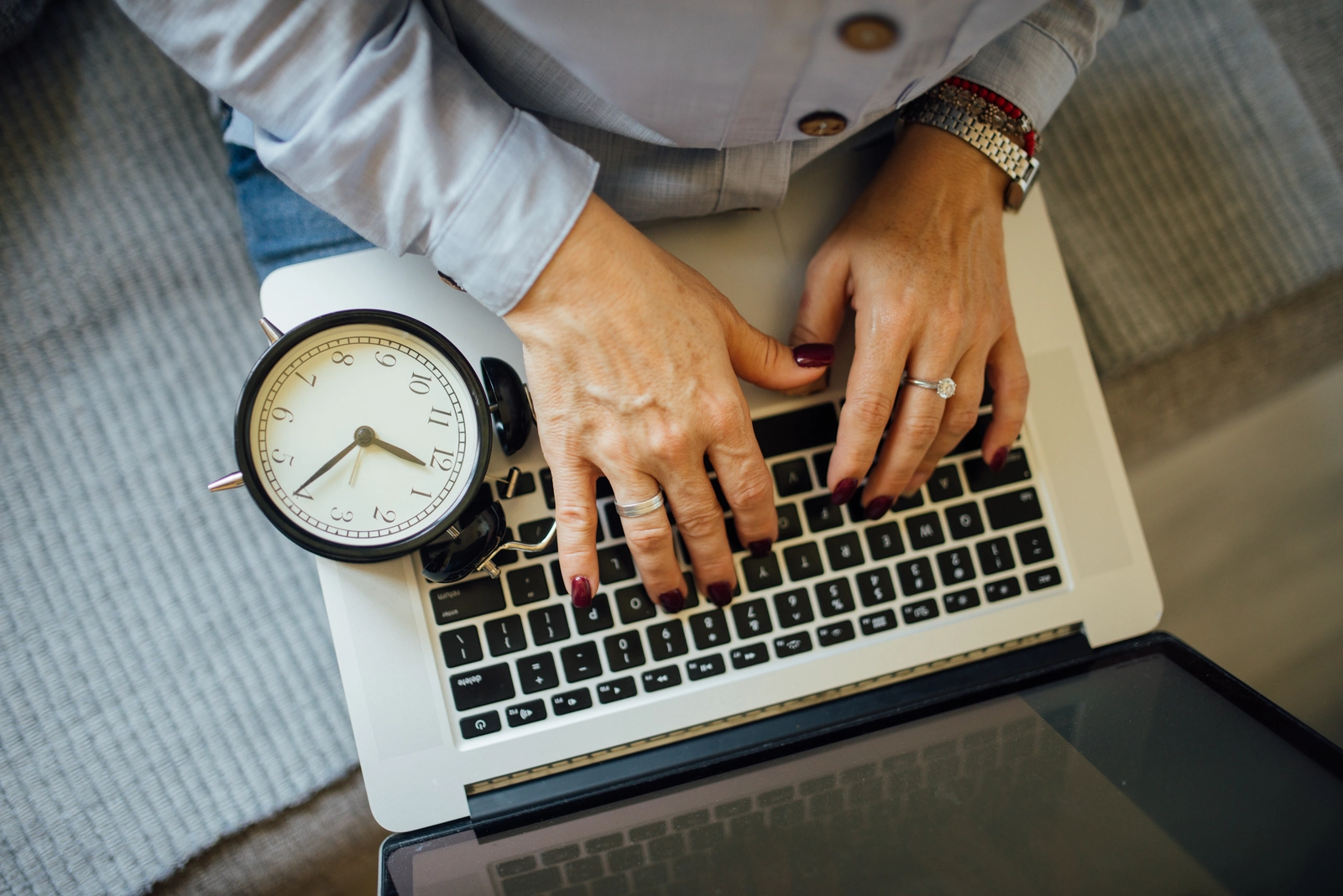 Personne tapant sur un clavier d'ordinateur portable, photo d'illustration