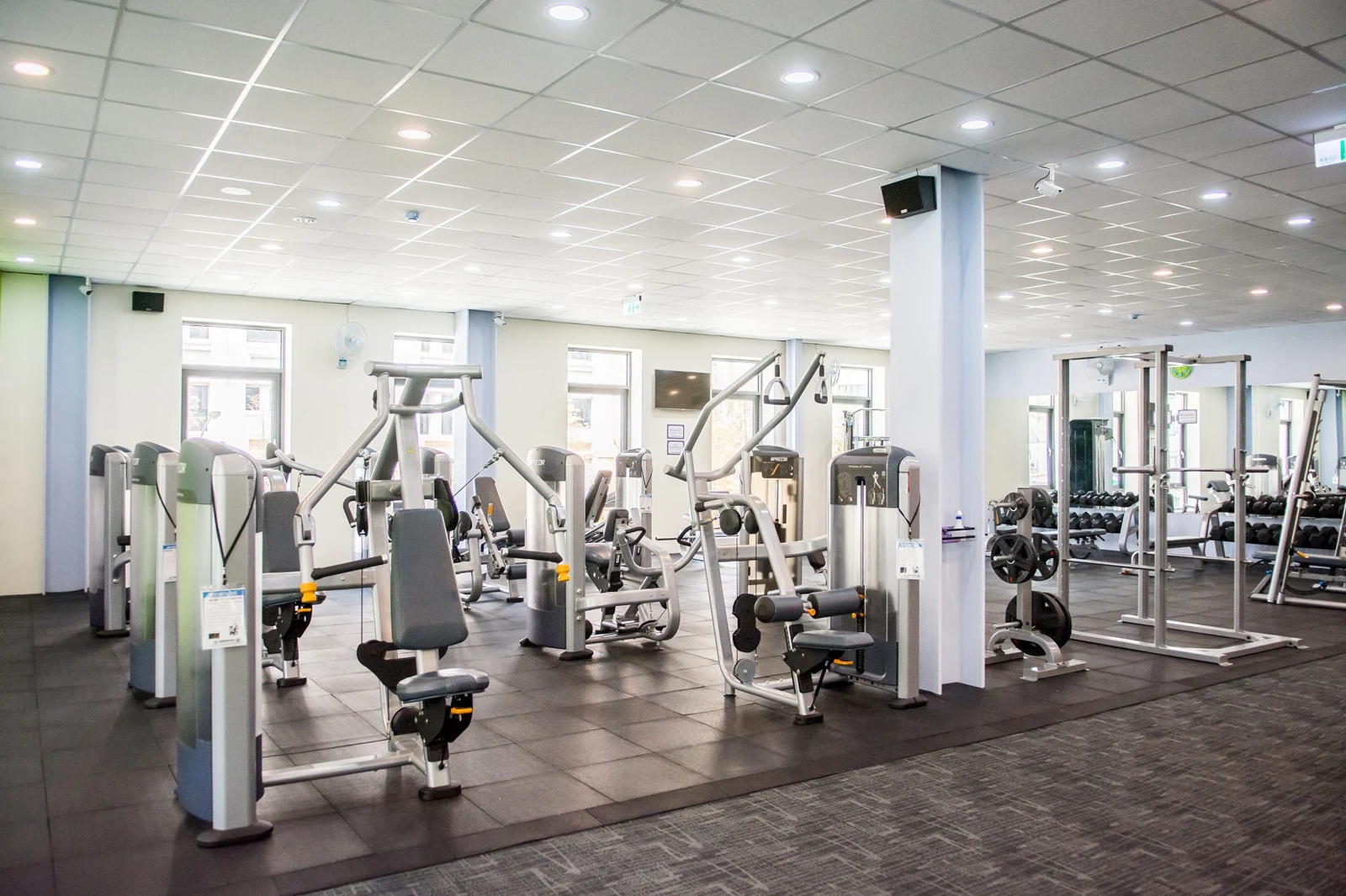 Une salle de fitness équipée d'appareils de musculation, photo d'illustration