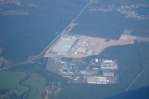 Vue aérienne d'une gigafactory de batteries électriques, photo d'illustration