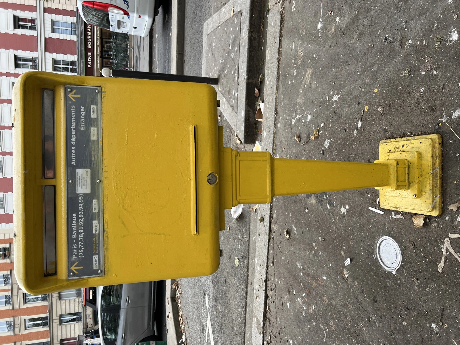 Faux courrier DGFiP exploitant la fuite de données Colis Privé : boîte aux lettres La Poste à Paris