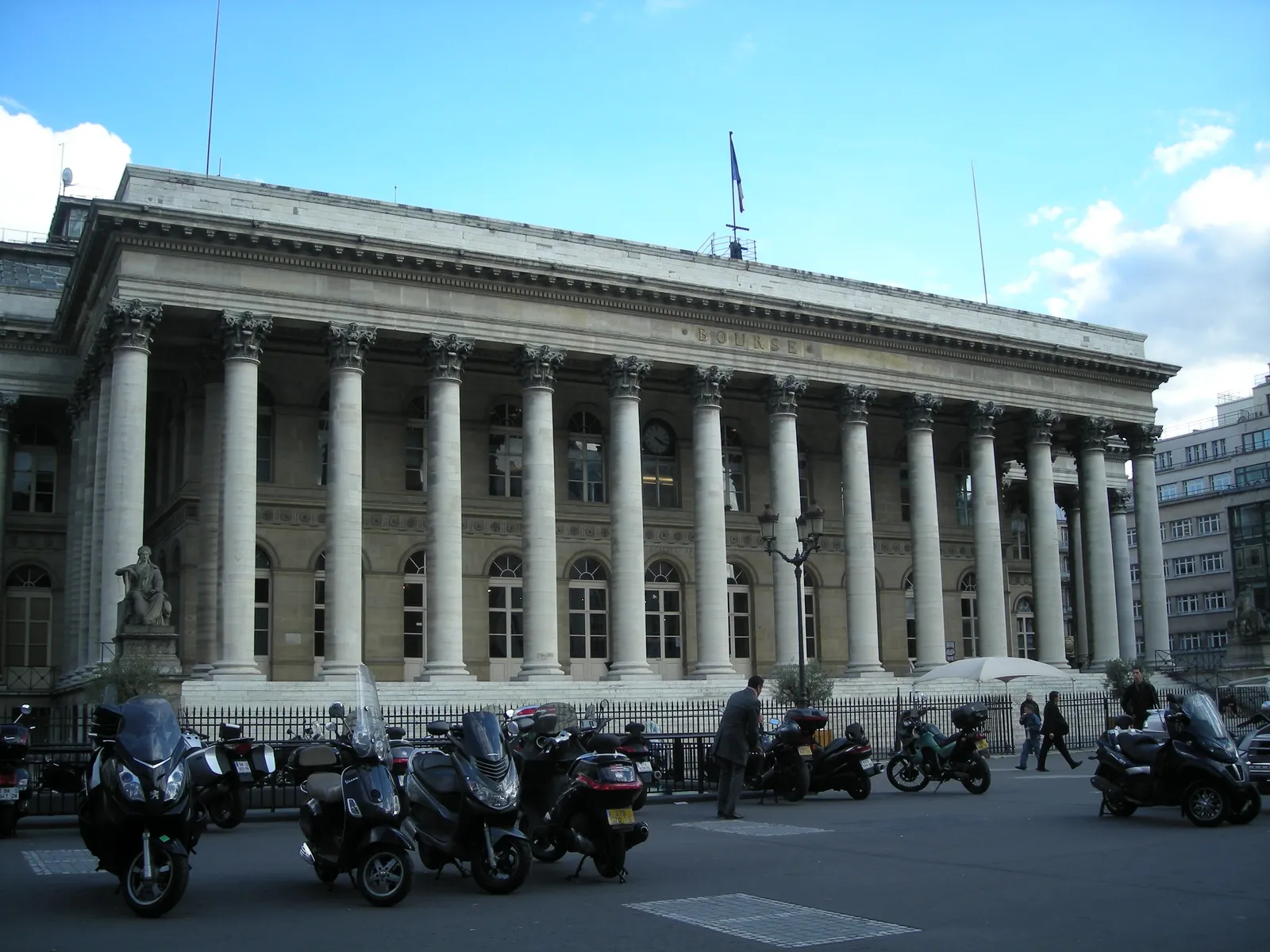 Le Palais Brongniart à Paris, ancien siège de la Bourse, illustrant la taxe sur les transactions financières