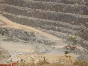 Impact environnemental de l'intelligence artificielle : mine de cuivre à ciel ouvert illustrant l'extraction minière