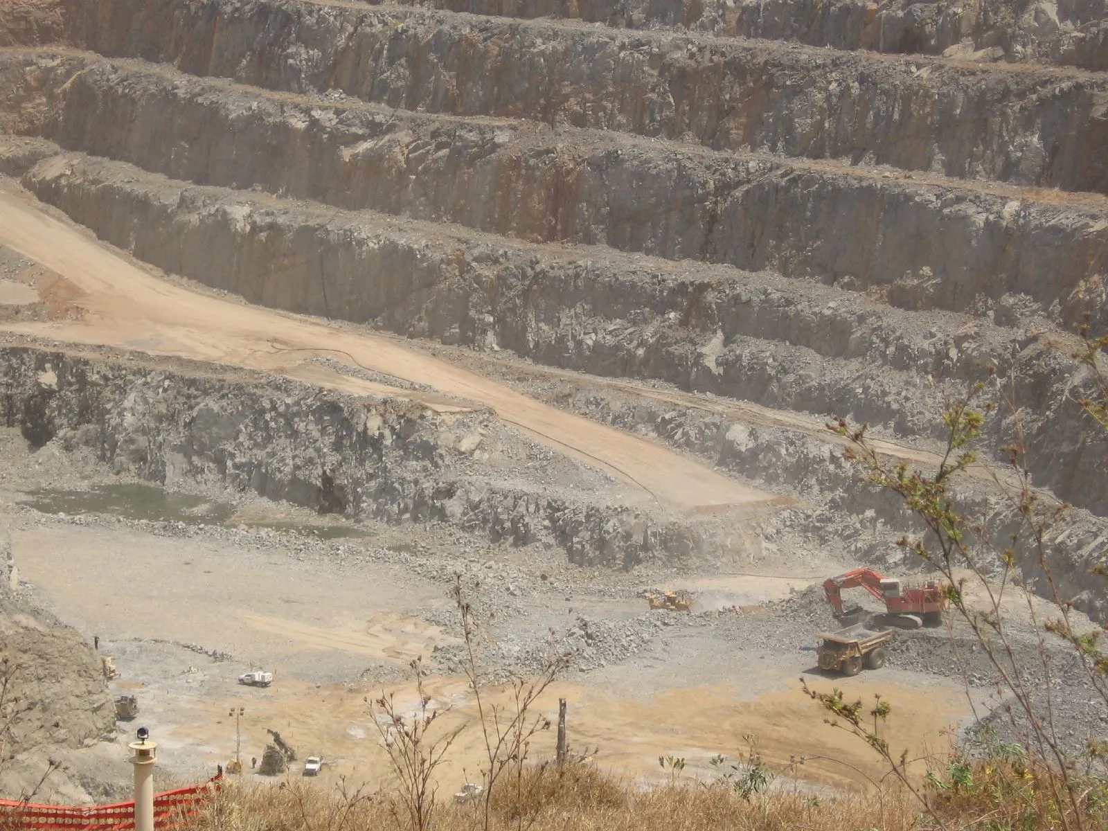 Impact environnemental de l'intelligence artificielle : mine de cuivre à ciel ouvert illustrant l'extraction minière