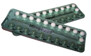 Plaquette de pilule contraceptive illustrant lalerte désogestrel méningiome de lANSM