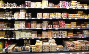 Rayon de supermarché français illustrant la démarque inconnue et les antivols sur produits alimentaires