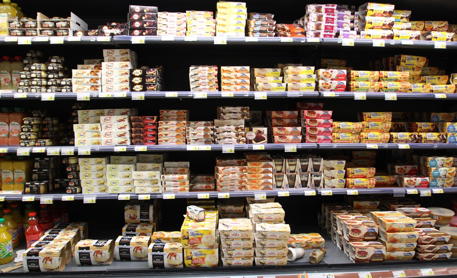 Rayon de supermarché français illustrant la démarque inconnue et les antivols sur produits alimentaires