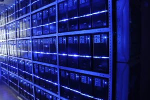 Salle de serveurs d'un centre de données : selon un rapport ChemSec, la demande en refroidissement liée à l'intelligence artificielle relance la production mondiale de PFAS