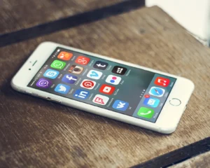 Vérification d'âge sur les réseaux sociaux pour les mineurs, icônes d'applications sur un smartphone